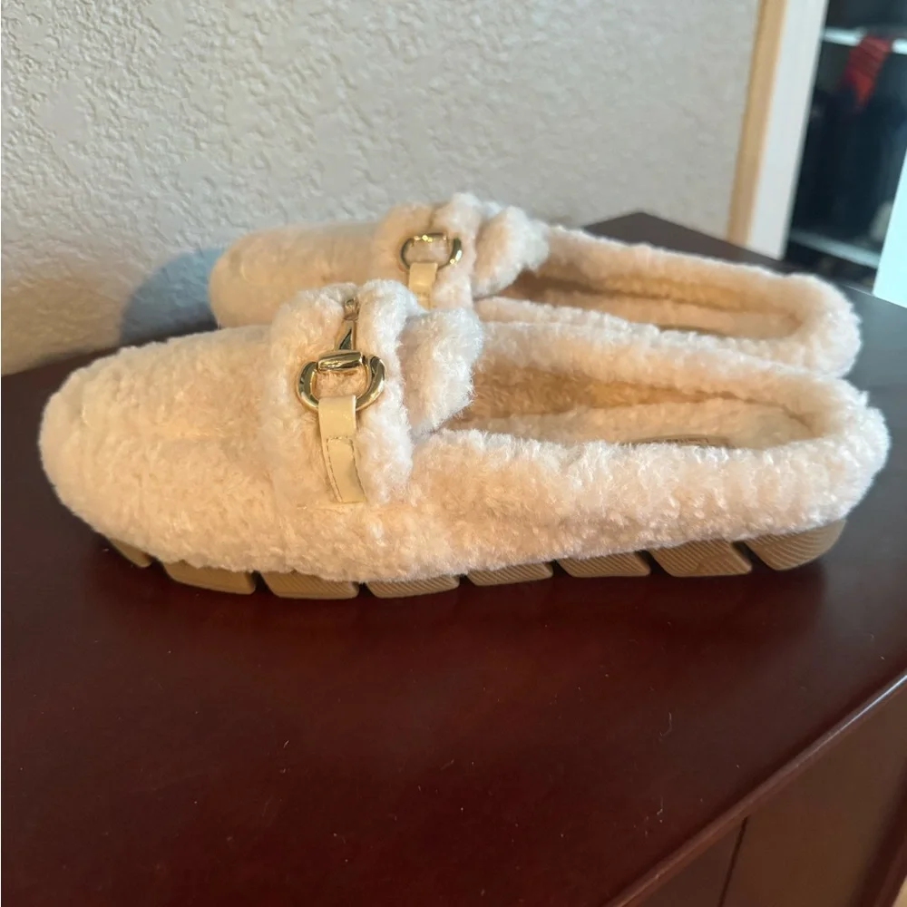NWOT MIA Cream Fuzzy Slippers with Tan Soles - Picture 2 of 6